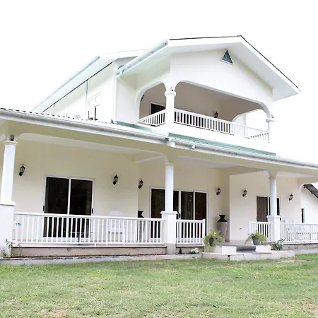 Julie\'S Holiday Home